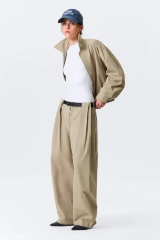 Plissierte Hose mit niedriger Leibhöhe und weitem Bein – Beige