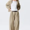 Plissierte Hose mit niedriger Leibhöhe und weitem Bein – Beige Plissierte Hose mit niedriger Leibhöhe und weitem Bein – Beige