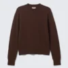 Pullover aus Wollmischung mit Rundhalsausschnitt in regulärer Passform – Dunkelbraun Pullover aus Wollmischung mit Rundhalsausschnitt in regulärer Passform – Dunkelbraun