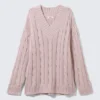 Pullover mit V-Ausschnitt und Zopfmuster – Altrosa Pullover mit V-Ausschnitt und Zopfmuster – Altrosa