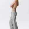 Pyjama-Hose mit mittlerer Leibhöhe und lockerer Passform – Grau meliert Pyjama-Hose mit mittlerer Leibhöhe und lockerer Passform – Grau meliert
