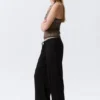 Pyjama-Hose mit mittlerer Leibhöhe und lockerer Passform – Schwarz Pyjama-Hose mit mittlerer Leibhöhe und lockerer Passform – Schwarz
