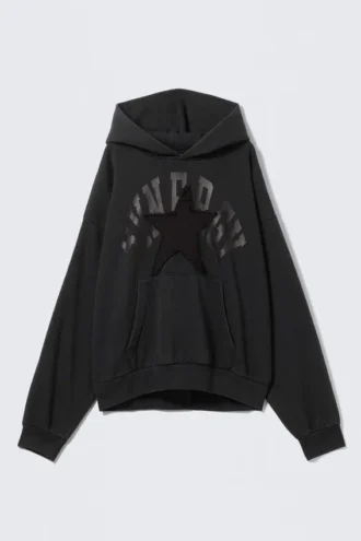 Quadratischer, locker sitzender Kapuzenpullover mit Print – Schwarz – Synergy