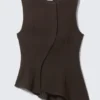 Ärmelloses, asymmetrisches Peplum-Top – Dunkelbraun Ärmelloses, asymmetrisches Peplum-Top – Dunkelbraun