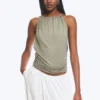 Ärmelloses, gerafftes Neckholder-Top – Staubiges Khaki-Grün Ärmelloses, gerafftes Neckholder-Top – Staubiges Khaki-Grün