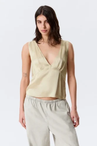 Ärmelloses Satin-Top mit V-Ausschnitt – Hellbeige