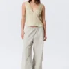 Ärmelloses Satin-Top mit V-Ausschnitt – Hellbeige Ärmelloses Satin-Top mit V-Ausschnitt – Hellbeige