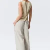 Ärmelloses Satin-Top mit V-Ausschnitt – Hellbeige Ärmelloses Satin-Top mit V-Ausschnitt – Hellbeige