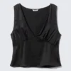 Ärmelloses Satin-Top mit V-Ausschnitt – Schwarz