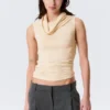 Ärmelloses Top mit Trichterkragen – Hellbeige Ärmelloses Top mit Trichterkragen – Hellbeige
