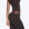 Satin-Hose mit Cut-outs und ausgestelltem Bein – Dunkelbraun Satin-Hose mit Cut-outs und ausgestelltem Bein – Dunkelbraun