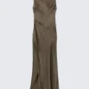 Satin-Maxikleid mit U-Boot-Ausschnitt – Dark Mole Satin-Maxikleid mit U-Boot-Ausschnitt – Dark Mole