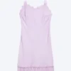 Satin-Slip-Kleid mit Spitzenbesatz – Helllila Satin-Slip-Kleid mit Spitzenbesatz – Helllila