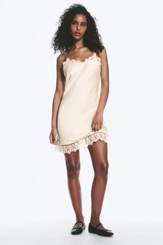Satin-Slip-Kleid mit Spitzenbesatz – Hellstaubbeige