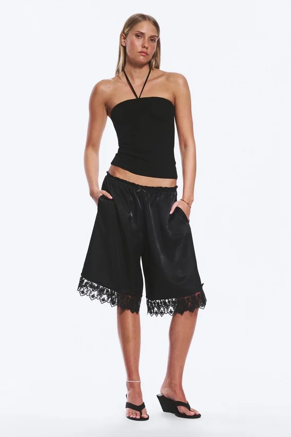 Satin-Spitzen-Shorts – Schwarz Satin-Spitzen-Shorts – Schwarz