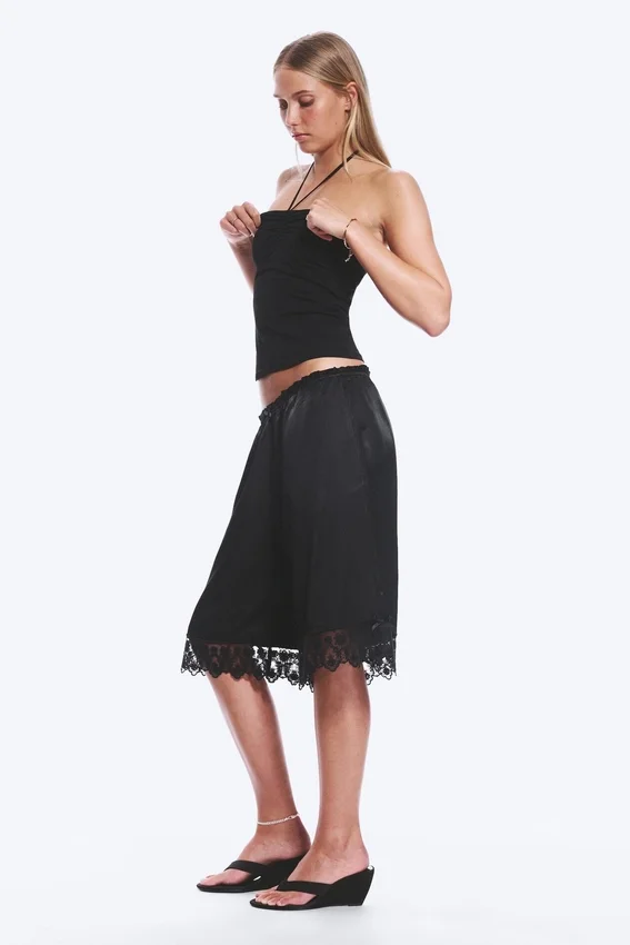 Satin-Spitzen-Shorts – Schwarz Satin-Spitzen-Shorts – Schwarz