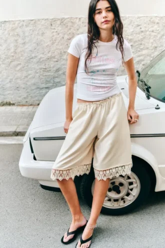 Satin-Spitzen-Shorts – Staubweiß