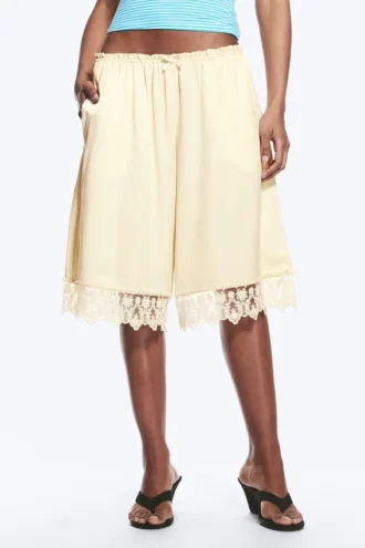 Satin-Spitzen-Shorts – Staubweiß