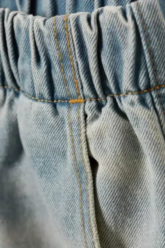 Saturn – Lose sitzende Denim-Shorts zum Hineinschlüpfen – Portblau – Hellblau