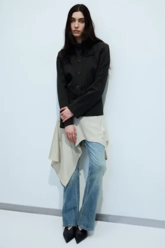 Schlanke Knopfjacke – schwarz mit Nadelstreifen