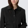 Schlanke Knopfjacke – schwarz mit Nadelstreifen Schlanke Knopfjacke – schwarz mit Nadelstreifen