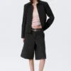 Schlanke Knopfjacke – schwarz mit Nadelstreifen Schlanke Knopfjacke – schwarz mit Nadelstreifen