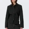 Schlanke Knopfjacke – schwarz mit Nadelstreifen Schlanke Knopfjacke – schwarz mit Nadelstreifen