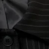 Schlanke Knopfjacke – schwarz mit Nadelstreifen Schlanke Knopfjacke – schwarz mit Nadelstreifen