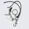 Schlüsselanhänger mit mehreren Anhängern – Metall/schwarze Schnur Schlüsselanhänger mit mehreren Anhängern – Metall/schwarze Schnur
