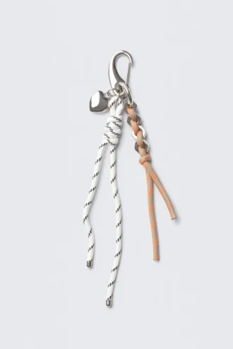 Schlüsselanhänger mit mehreren Anhängern – weiße/beige Kordel