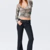 Schmal geschnittene, geraffte Langarm-Strickjacke aus Mesh – Beige/Grau – Schlangenhaut-Print Schmal geschnittene, geraffte Langarm-Strickjacke aus Mesh – Beige/Grau – Schlangenhaut-Print
