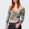 Schmal geschnittene, geraffte Langarm-Strickjacke aus Mesh – Beige/Grau – Schlangenhaut-Print Schmal geschnittene, geraffte Langarm-Strickjacke aus Mesh – Beige/Grau – Schlangenhaut-Print
