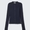 Schmal geschnittene, langärmelige Strickjacke mit Knopfleiste – Dunkelblau Schmal geschnittene, langärmelige Strickjacke mit Knopfleiste – Dunkelblau