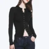 Schmal geschnittene, langärmelige Strickjacke mit Knopfleiste – gestreift, dunkelgrau Schmal geschnittene, langärmelige Strickjacke mit Knopfleiste – gestreift, dunkelgrau