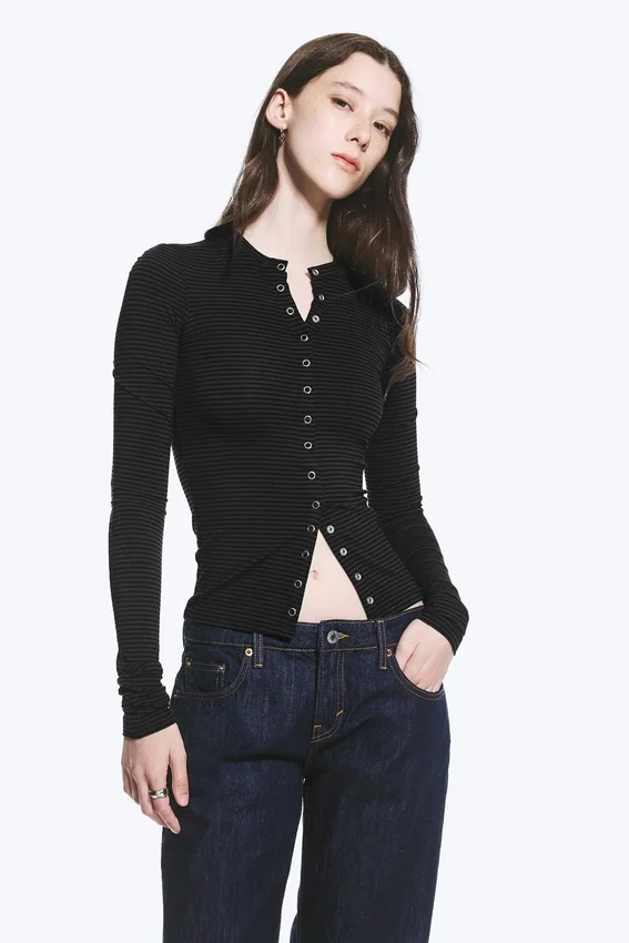 Schmal geschnittene, langärmelige Strickjacke mit Knopfleiste – gestreift, dunkelgrau Schmal geschnittene, langärmelige Strickjacke mit Knopfleiste – gestreift, dunkelgrau