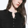 Schmal geschnittene, langärmelige Strickjacke mit Knopfleiste – gestreift, dunkelgrau Schmal geschnittene, langärmelige Strickjacke mit Knopfleiste – gestreift, dunkelgrau