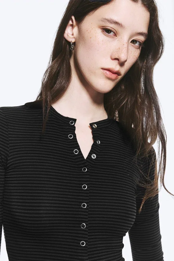 Schmal geschnittene, langärmelige Strickjacke mit Knopfleiste – gestreift, dunkelgrau Schmal geschnittene, langärmelige Strickjacke mit Knopfleiste – gestreift, dunkelgrau