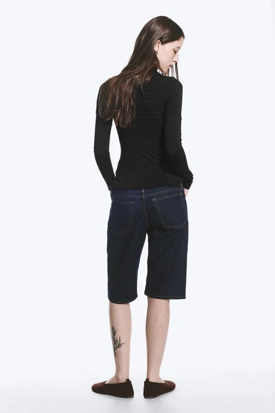 Schmal geschnittene, langärmelige Strickjacke mit Knopfleiste – gestreift, dunkelgrau Schmal geschnittene, langärmelige Strickjacke mit Knopfleiste – gestreift, dunkelgrau