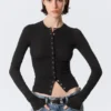 Schmal geschnittene, langärmelige Strickjacke mit Knopfleiste – Schwarz Schmal geschnittene, langärmelige Strickjacke mit Knopfleiste – Schwarz