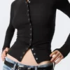 Schmal geschnittene, langärmelige Strickjacke mit Knopfleiste – Schwarz Schmal geschnittene, langärmelige Strickjacke mit Knopfleiste – Schwarz