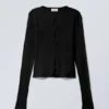 Schmal geschnittene Strickjacke mit einreihigem Verschluss – Schwarz Schmal geschnittene Strickjacke mit einreihigem Verschluss – Schwarz