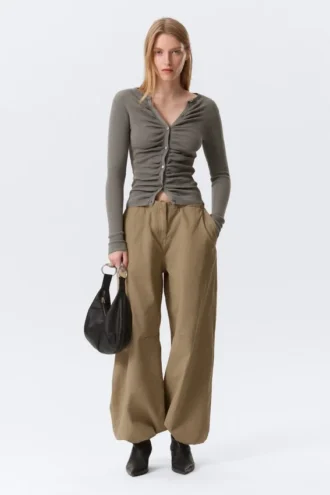 Schmal geschnittene Strickjacke mit Knopfleiste und Rüschen – Dunkelgrau