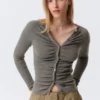 Schmal geschnittene Strickjacke mit Knopfleiste und Rüschen – Dunkelgrau
