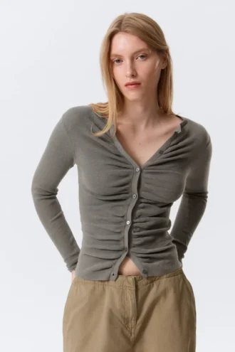 Schmal geschnittene Strickjacke mit Knopfleiste und Rüschen – Dunkelgrau