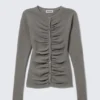 Schmal geschnittene Strickjacke mit Knopfleiste und Rüschen – Dunkelgrau