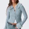 Schmal geschnittene Strickjacke mit Kunstfellbesatz und Reißverschluss – Hellstaubblau Schmal geschnittene Strickjacke mit Kunstfellbesatz und Reißverschluss – Hellstaubblau