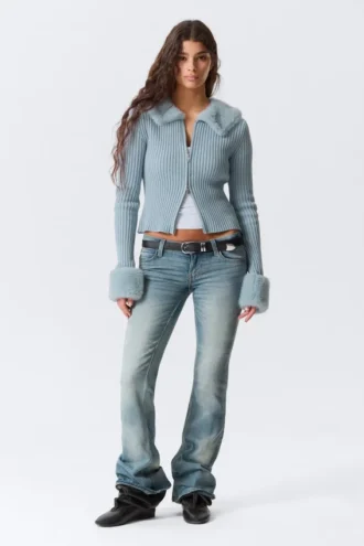 Schmal geschnittene Strickjacke mit Kunstfellbesatz und Reißverschluss – Hellstaubblau