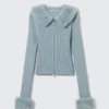 Schmal geschnittene Strickjacke mit Kunstfellbesatz und Reißverschluss – Hellstaubblau Schmal geschnittene Strickjacke mit Kunstfellbesatz und Reißverschluss – Hellstaubblau