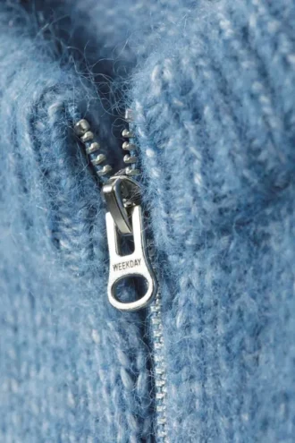 Schmal geschnittene Strickjacke mit Reißverschluss – Blau meliert