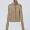 Schmal geschnittene Strickjacke mit Rollkragen – Staubbeige Schmal geschnittene Strickjacke mit Rollkragen – Staubbeige